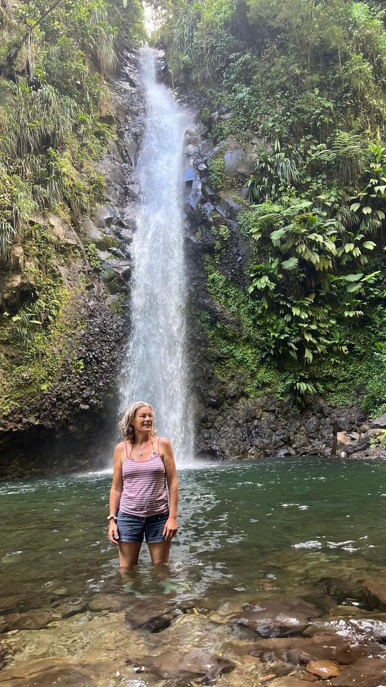 Lora Kergomard devant une cascade en pleine nature